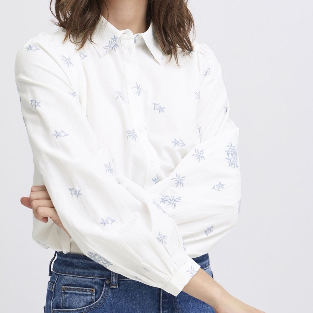 NWT B. Young Hasel Preppy Classic Minimalist Floral Embroidery Button down small
